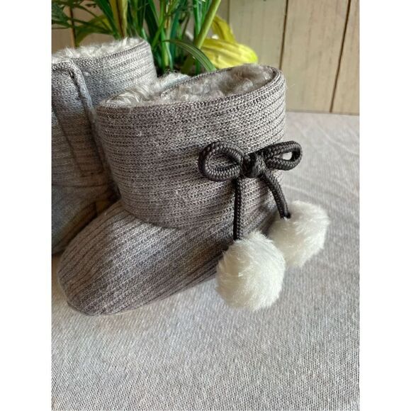 Gray Toddler Booties with Pom Poms Size 3.5 NWOT - Picture 2 of 9